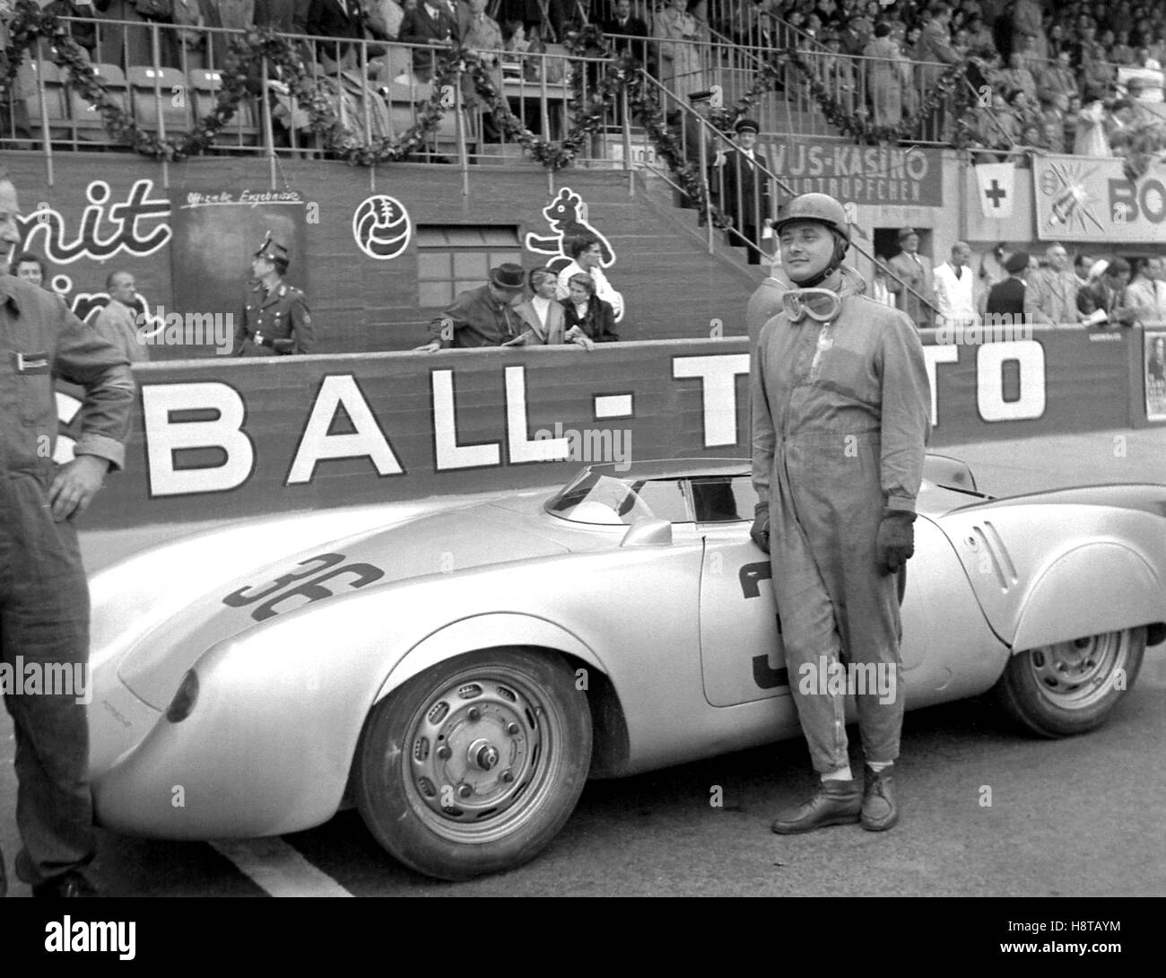 1954 BERLIN GP SPORTS HERRMANN WITH PORSCHE ON STARTLINE Stock Photo