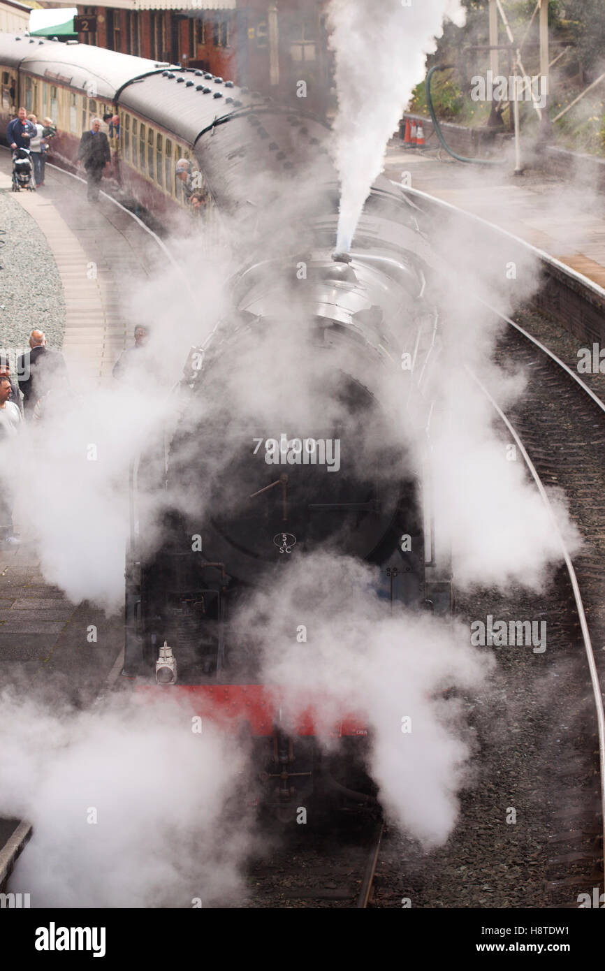 Passengers waiting for steam train hi-res stock photography and images ...