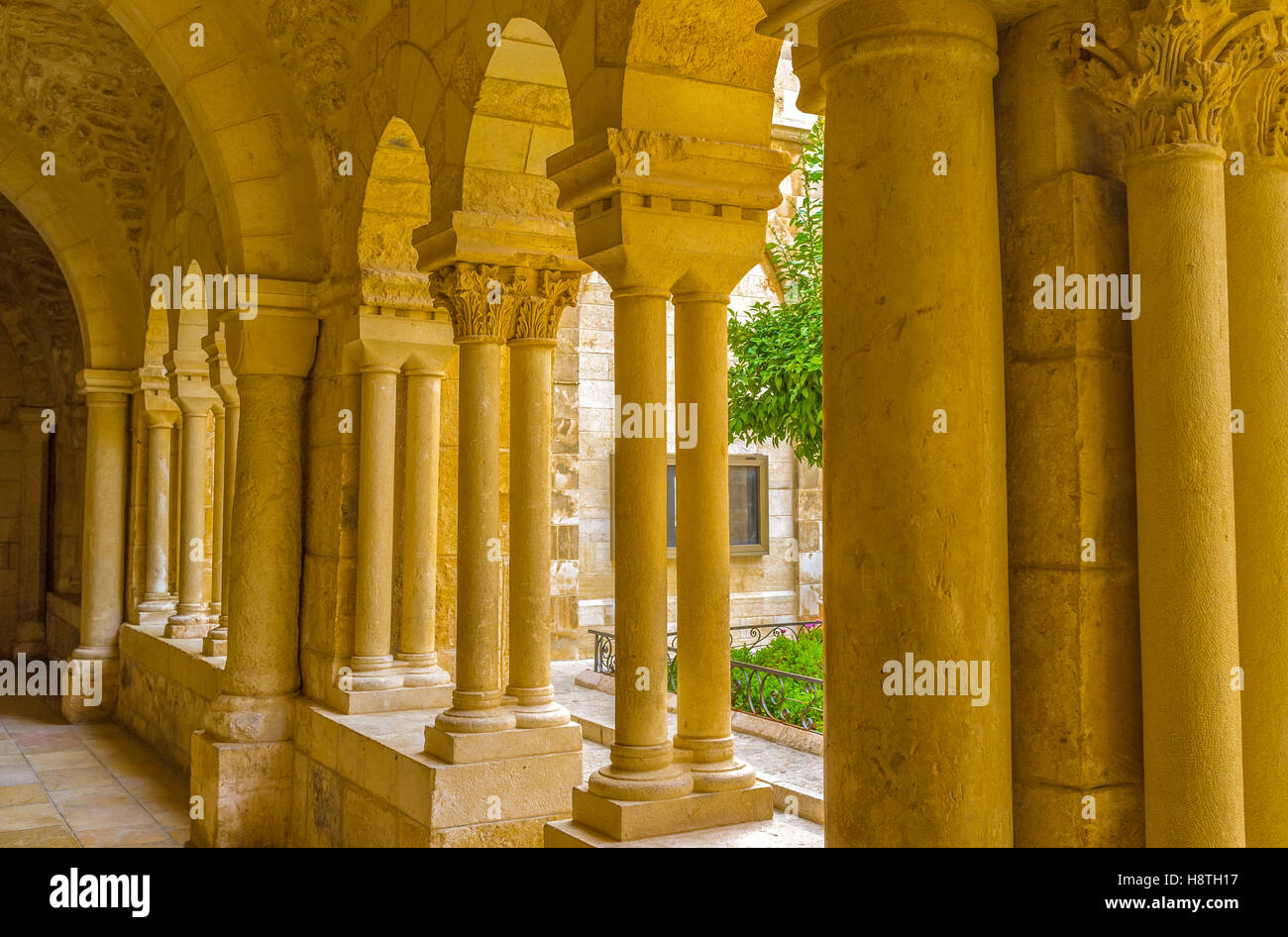 The covered corridor runs alongside the Franciscan courtyard of the Church of the Nativity Stock Photo