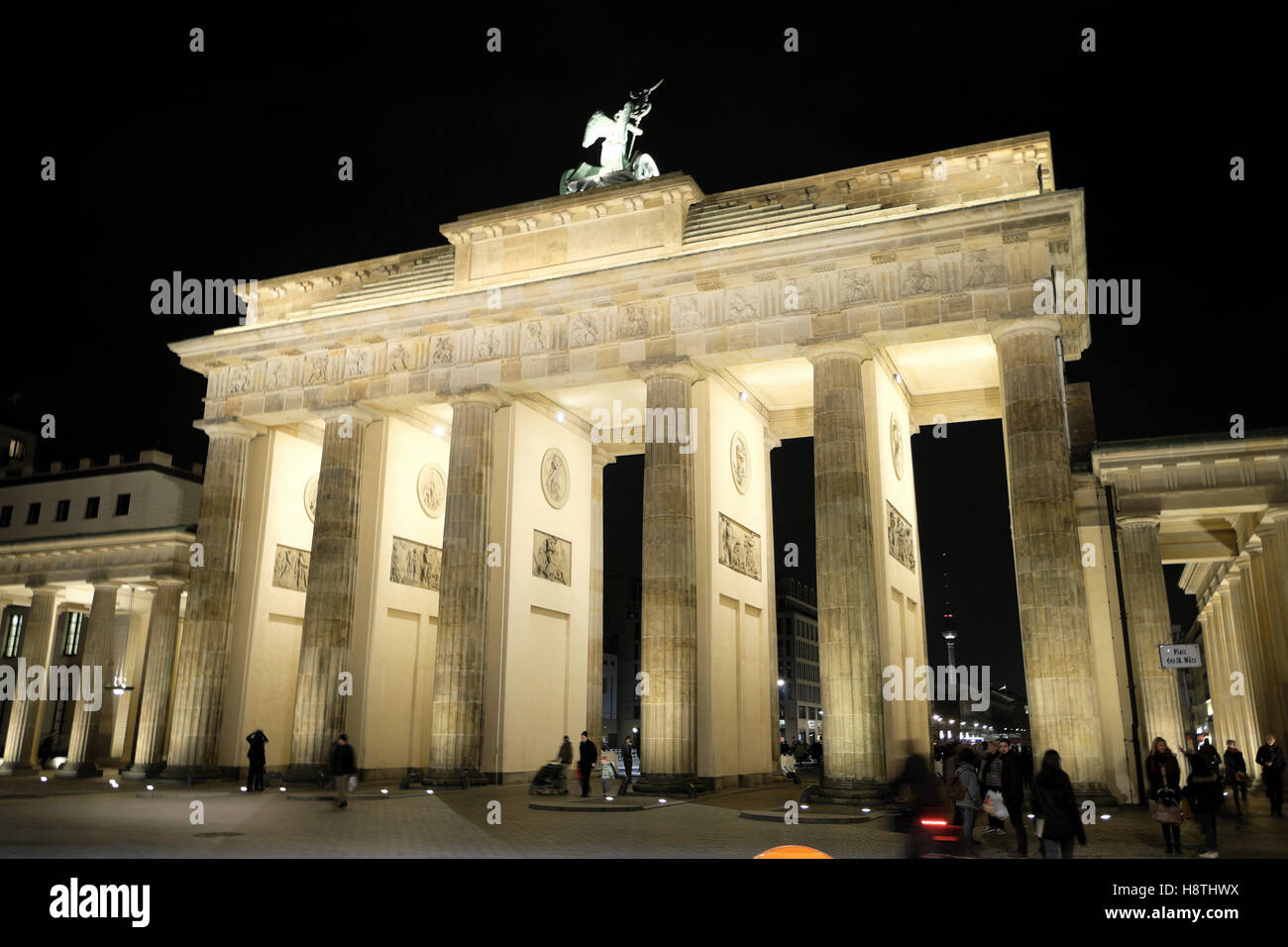 Brandenburg Gate illuminated at night with people in autumn Pariser Platz Berlin Germany Europe EU   KATHY DEWITT Stock Photo