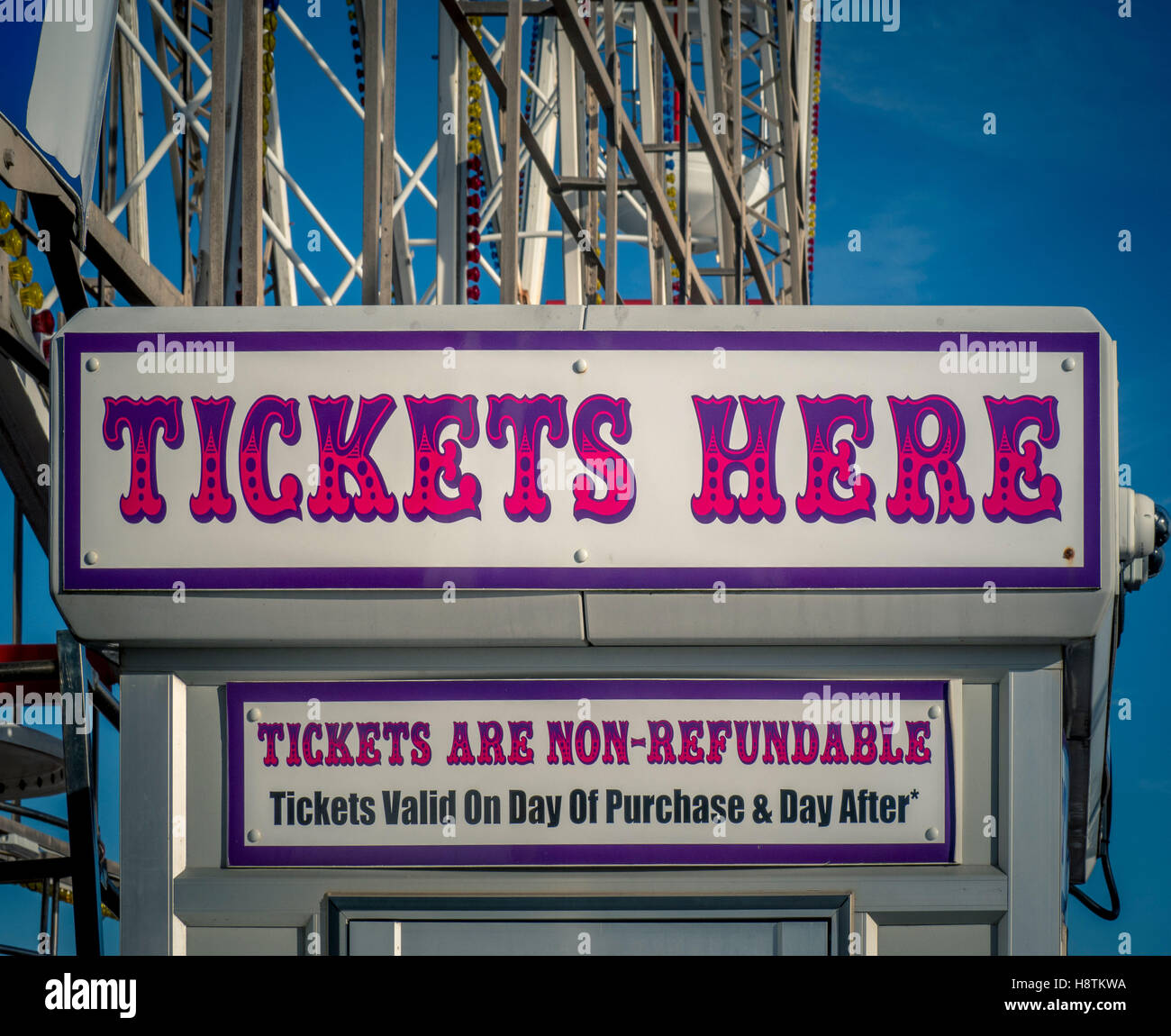 Uk fairground sign hi-res stock photography and images - Alamy
