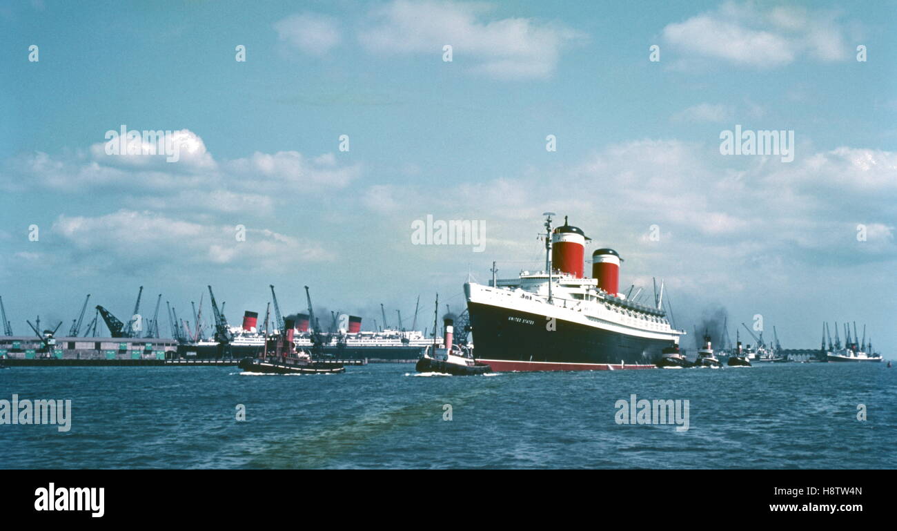 AJAXNETPHOTO. 1950S (APPROX). SOUTHAMPTON, ENGLAND. - UNITED STATES LINES S.S. UNITED STATES INWARD BOUND WITH FIVE TUGS IN ATTENDANCE; CUNARD LINER RMS QUEEN MARY CAN BE SEEN DOCKED AT LEFT.   PHOTOGRAPHER:UNKNOWN  © DIGITAL IMAGE COPYRIGHT AJAX VINTAGE PICTURE LIBRARY  SOURCE: AJAX VINTAGE PICTURE LIBRARY COLLECTION  REF:160606 1 Stock Photo