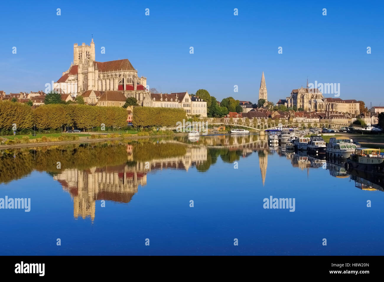 Auxerre im Burgund - Auxerre, cathedral and Yonne river, Burgundy Stock Photo