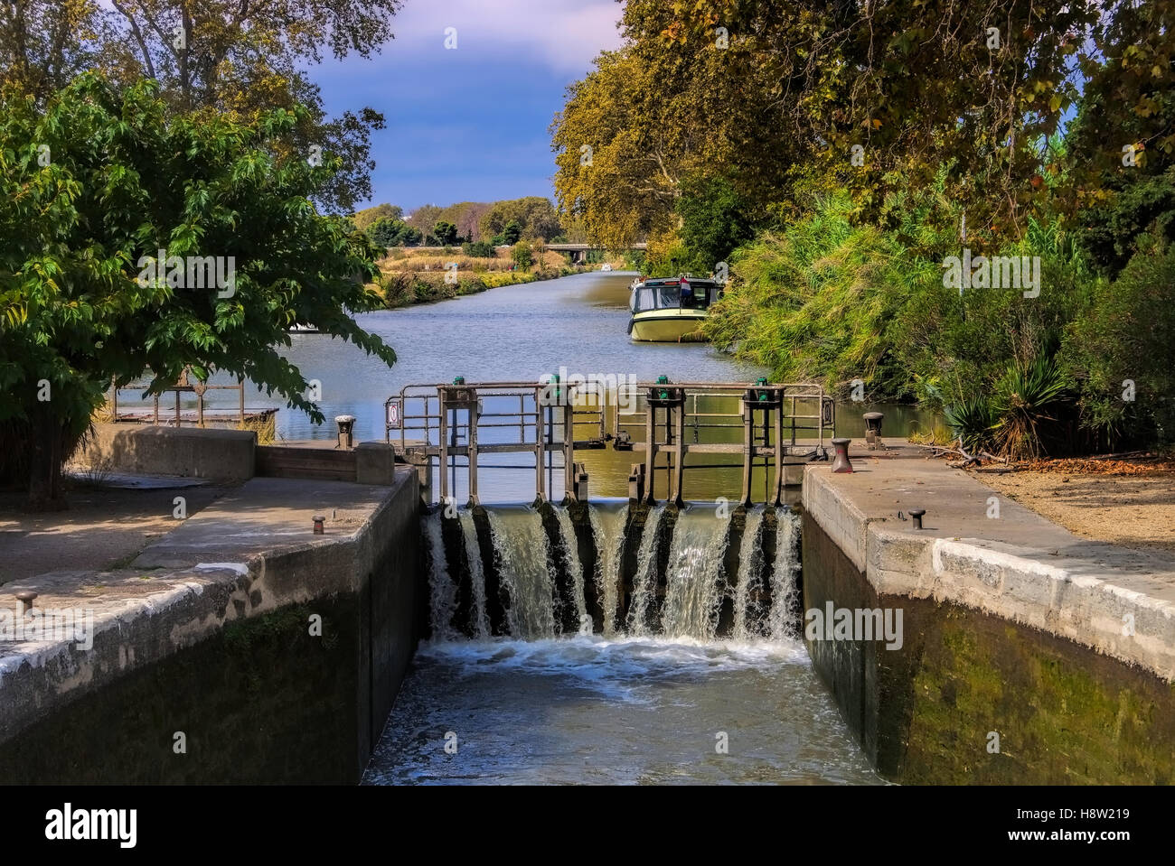 Canal du Midi Schleuse - Canal du Midi water lock in France Stock Photo