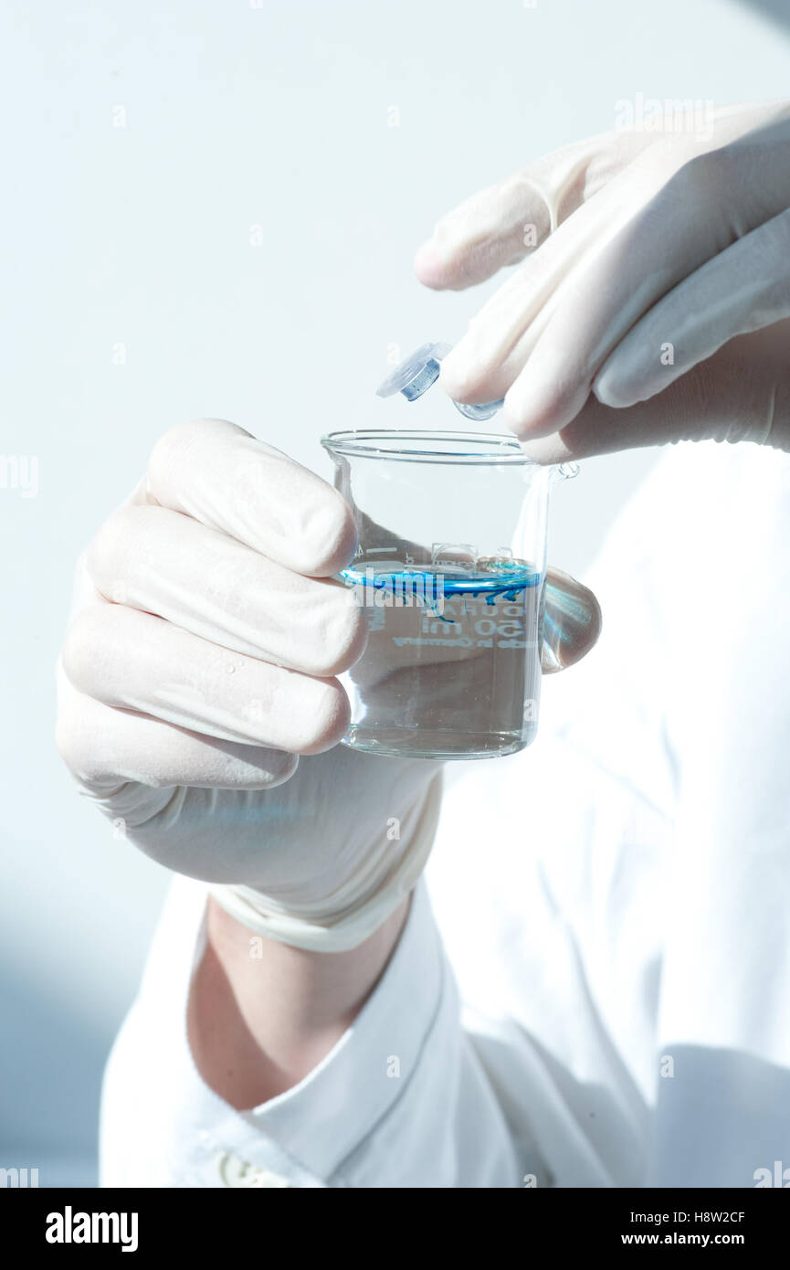 Food coloring is placed in a vessel, chemistry lab Stock Photo