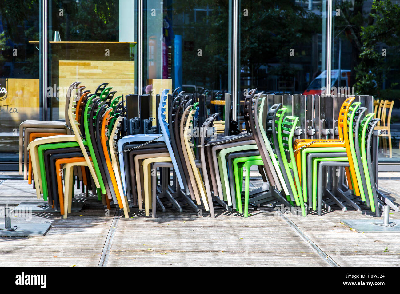 Tische und Stühle, vor einem Café, Restaurant, Bar, Bistro, geschlossen, zusammen gestellt, Stock Photo