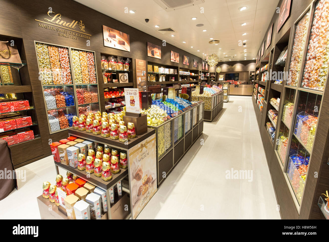 Lindt Chocolate store Stock Photo - Alamy