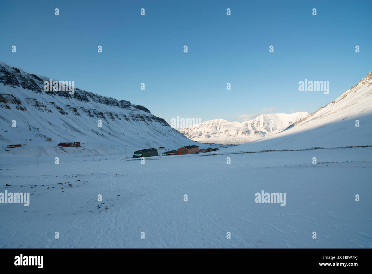 Polar winter in Nybyen, Longyearbyen, Spitsbergen. View to Nybyen and Platåberget. Stock Photo
