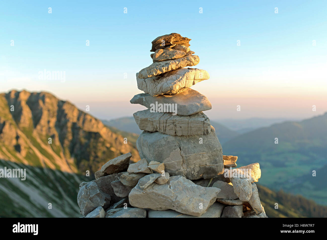 Steinmännchen an der Rohnenspitze Allgäuer Alpen Tirol  Österrreich Cairn of balanced rocks at Rohnenspitze Allgäu Alps Stock Photo