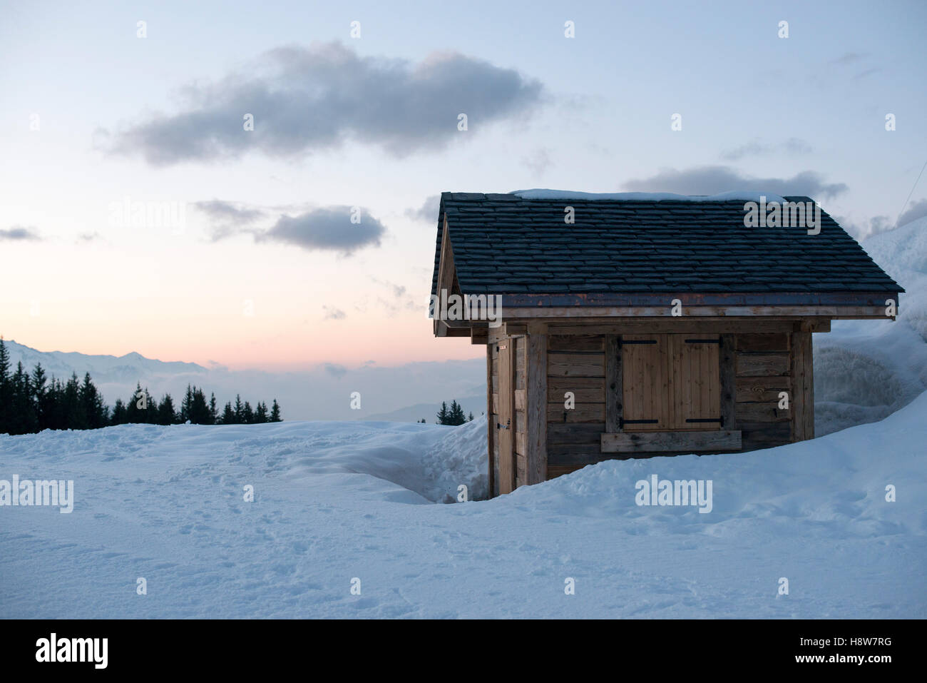 Winterliche Abendstimmung in Meribel Trois Vallees Frankreich Lonely hut in the evening mood Meribel France Stock Photo