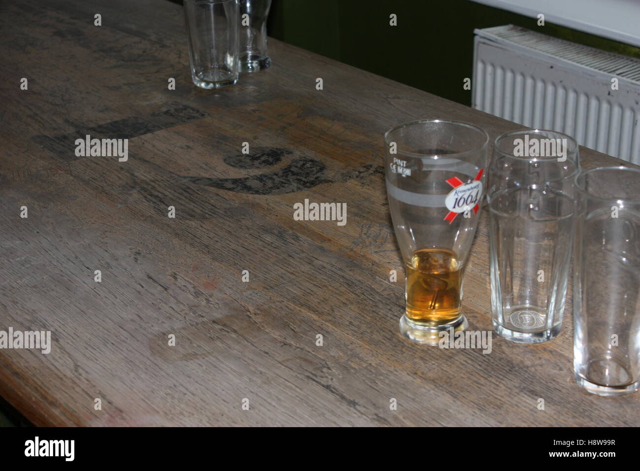 https://c8.alamy.com/comp/H8W99R/beer-glasses-on-an-old-wooden-rustic-table-in-a-london-bar-pub-alongside-H8W99R.jpg