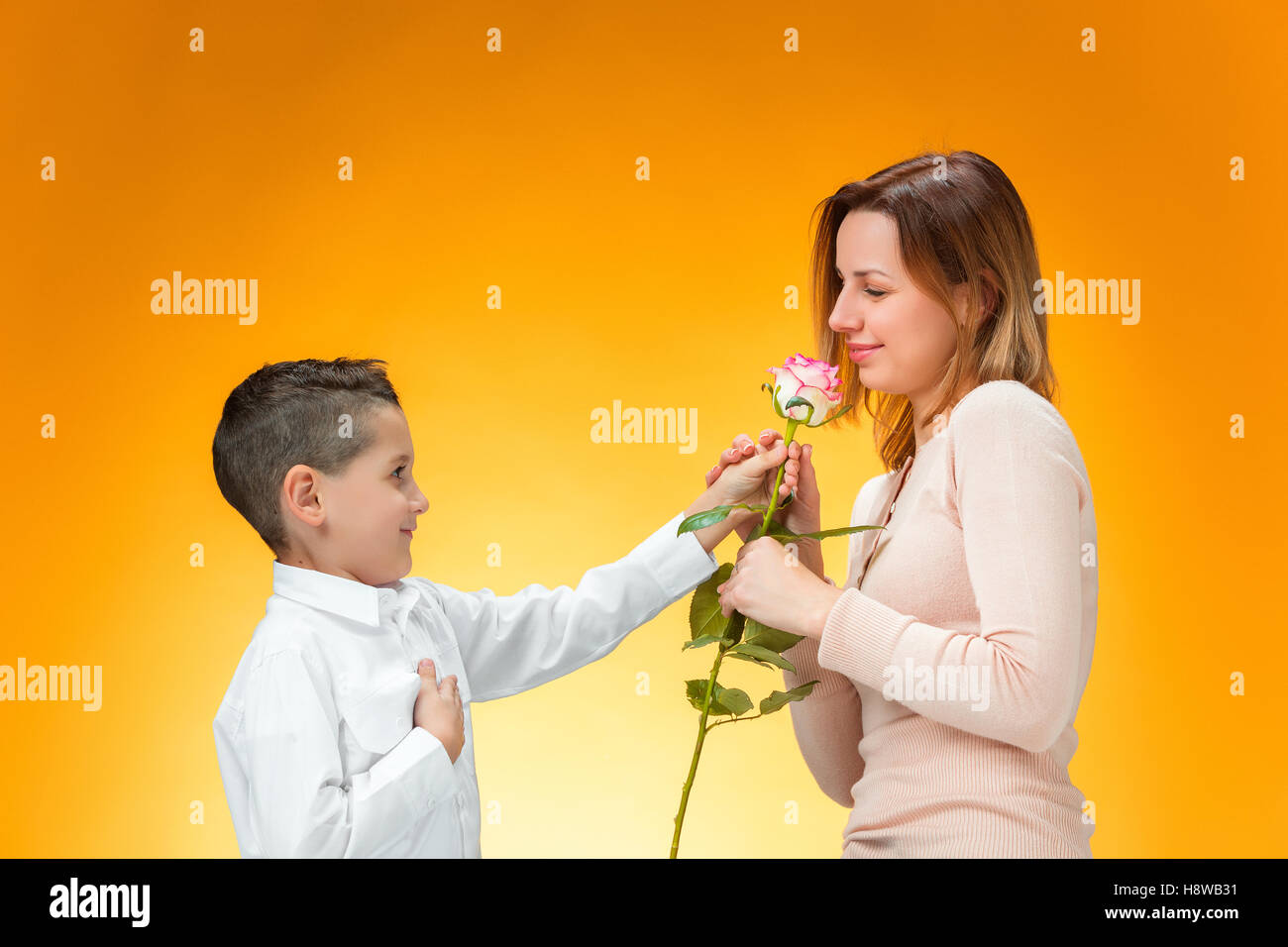 сын дарит маме. мальчик дарит цветы маме. маленький сын дарит цветы маме. мальчик с цветами. подарите мамы сыновьям видео.