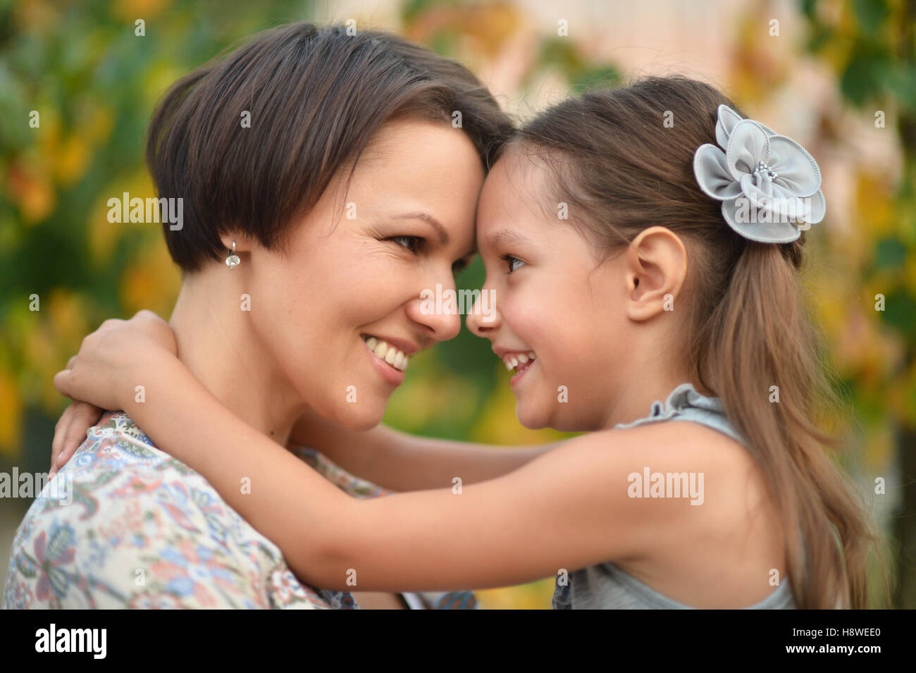 Portrait of mother and daughter Stock Photo - Alamy