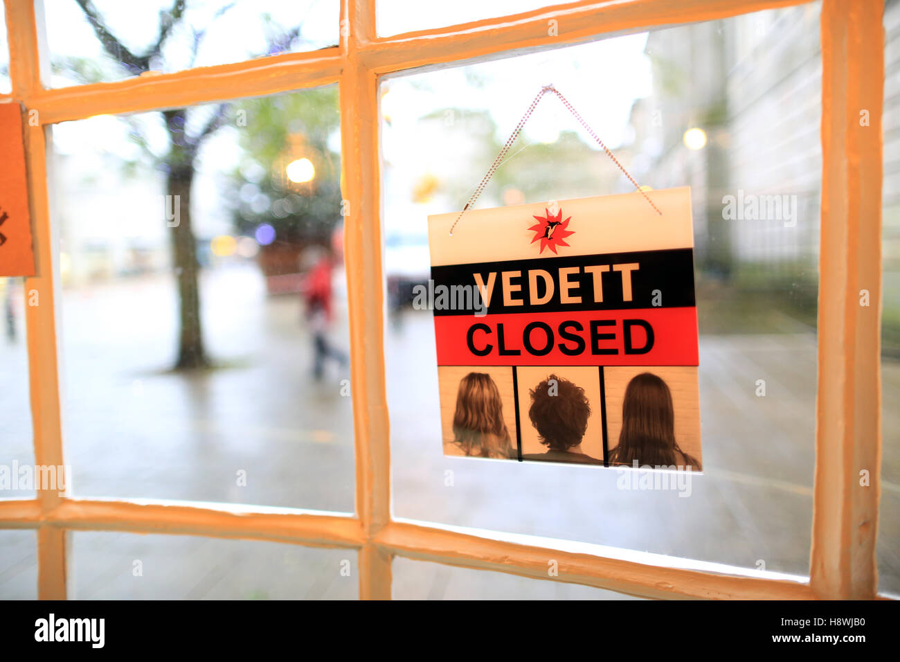 Vedett - Closed. A bar sign in England Stock Photo