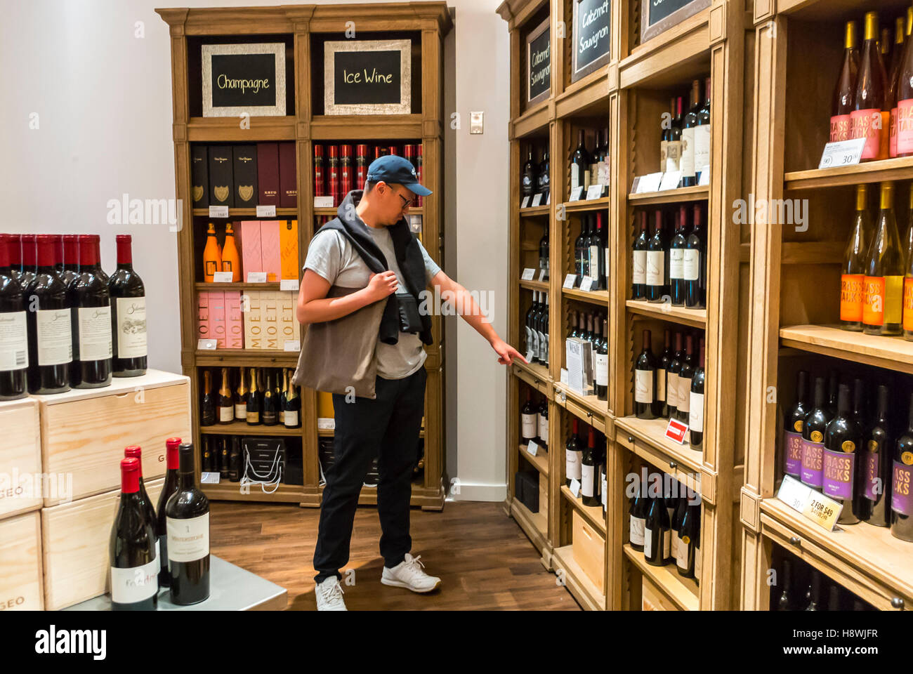 San Francisco, CA, USA, Chinese Tourist Shopping, Interior Duty Free