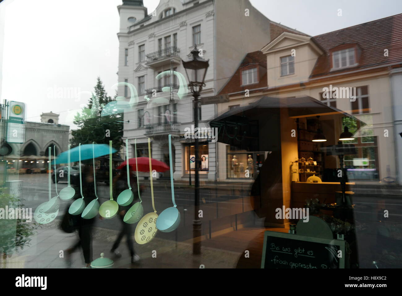 Schaufenster eines Geschäfts in der Friedrich-Ebert-Straße in Potsdam, Germany Stock Photo