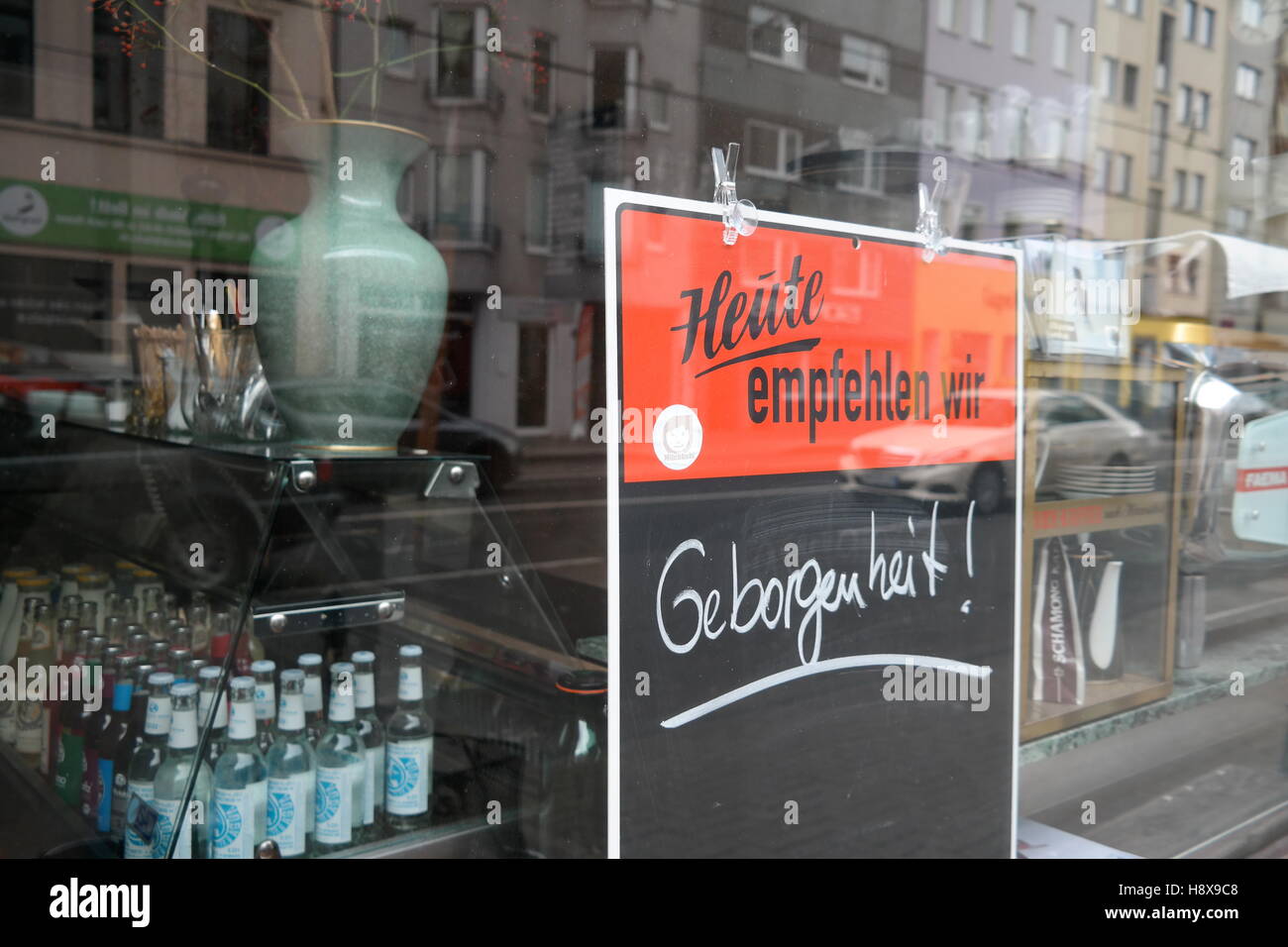 Schild 'Geborgenheit' im Schaufenster eines Cafés in Köln, Deutschland Stock Photo