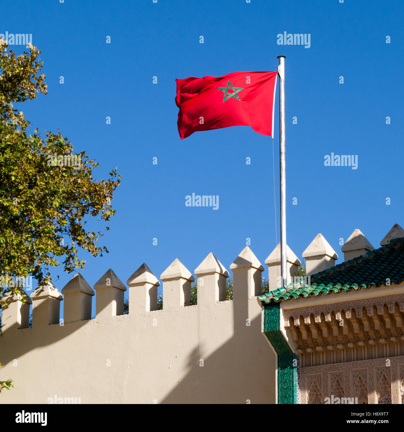 Moroccan flag at the wall of the royal palace in Fès. Until the establishment of the French protectorate in 1912, Morocco was ruled from Fez Stock Photo