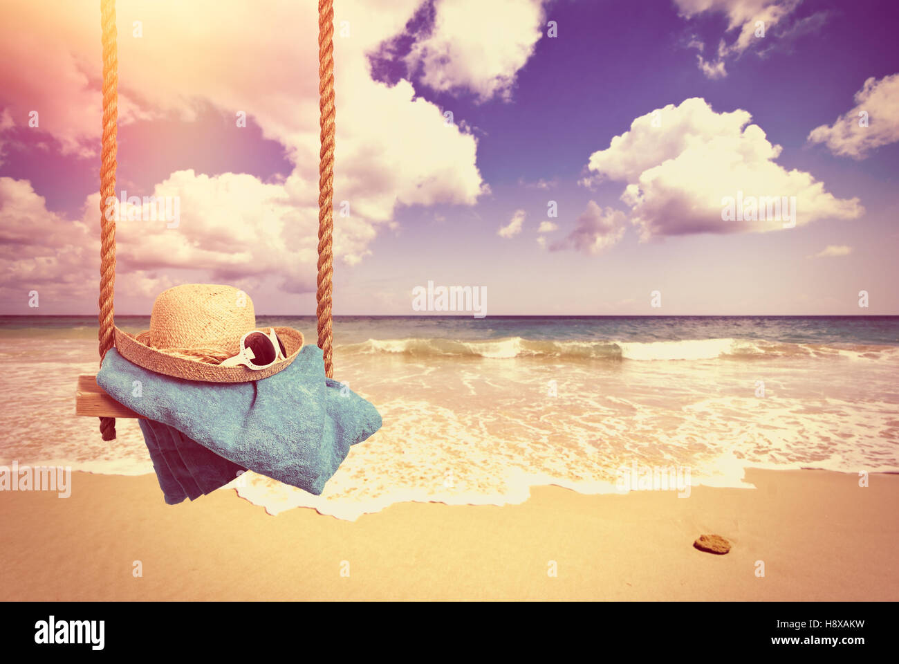 Vintage beach scene sun hi-res stock photography and images - Alamy