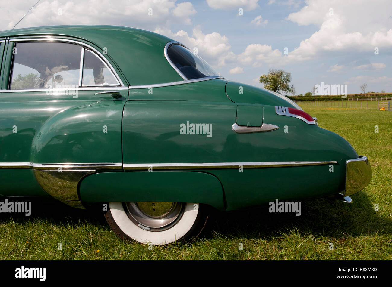 1950s American Buick Eight Roadmaster with bonnet raised Stock Photo