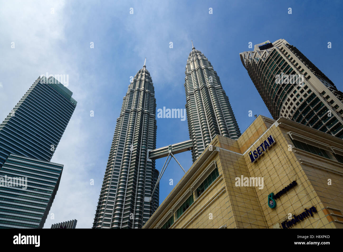 Petronas Twin Towers View From Klcc Park The Skyscraper Height