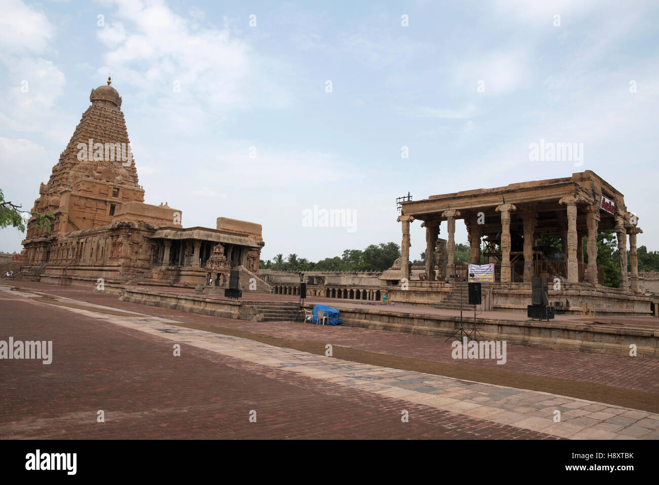 Brihadisvara Temple on the left and Nandi mandapa on the right, Tanjore, Tamil Nadu, India. View from South East. Stock Photo