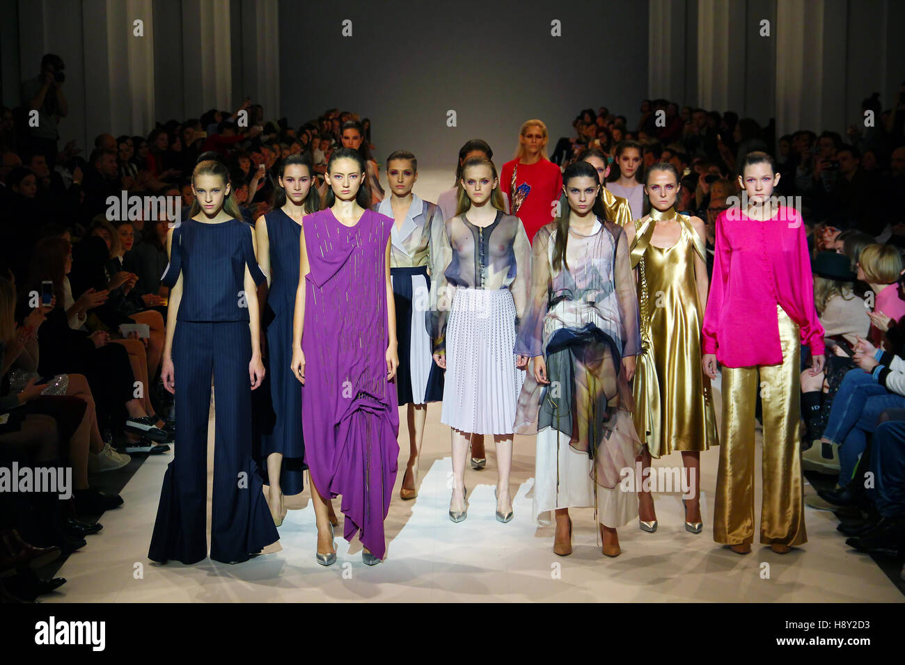 Fashion show runway audience hi-res stock photography and images - Alamy