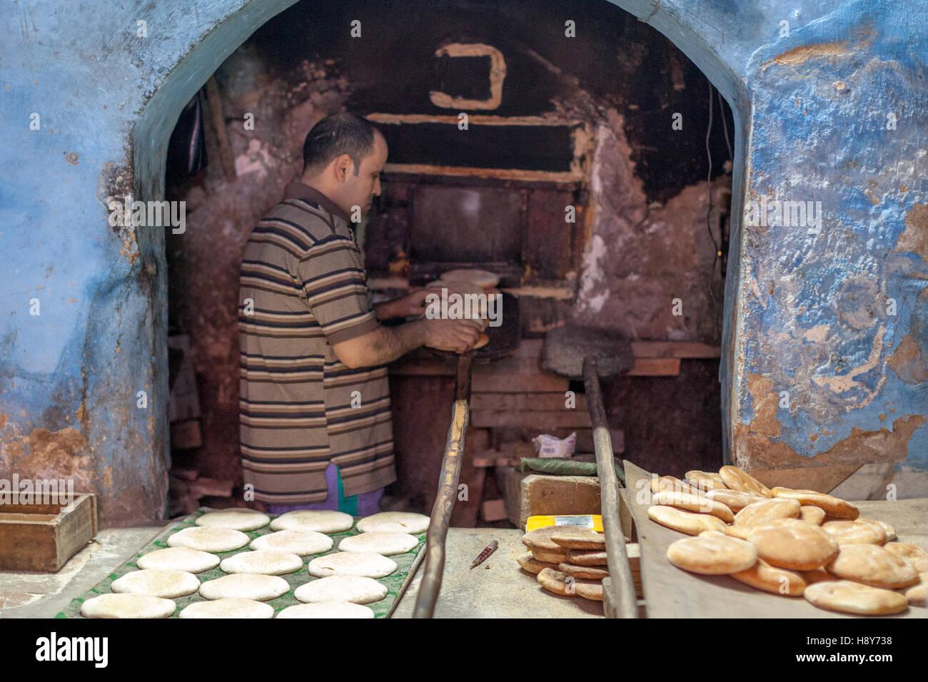In a Fès township a baker bakes bread of loafs that private persons have prepared Stock Photo