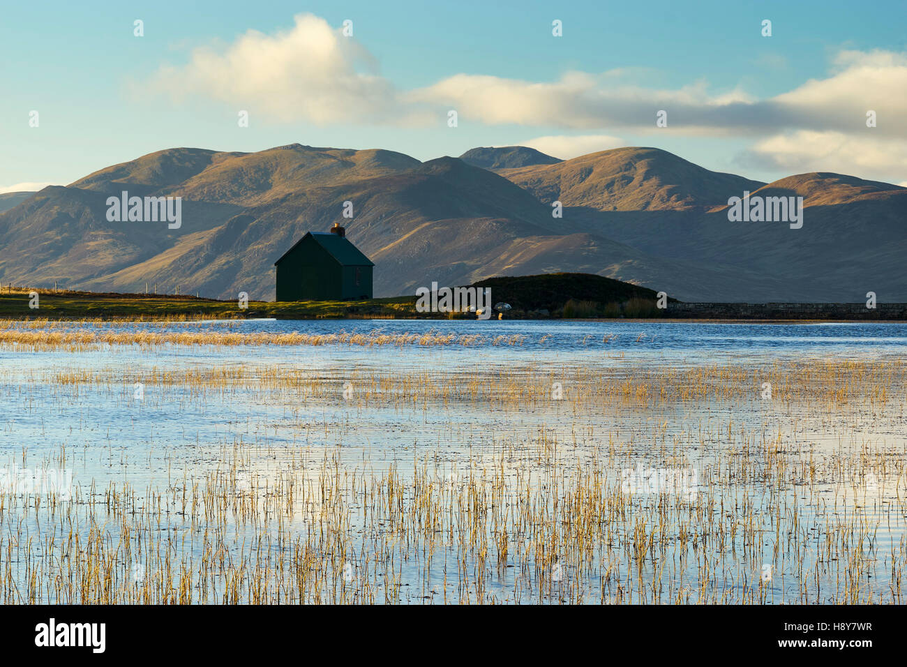 Hut and lochan on Urlar Moor, above Kenmore, Perthshire, Scotland.  Carn Mairg above Glen Lyon in the background. Stock Photo