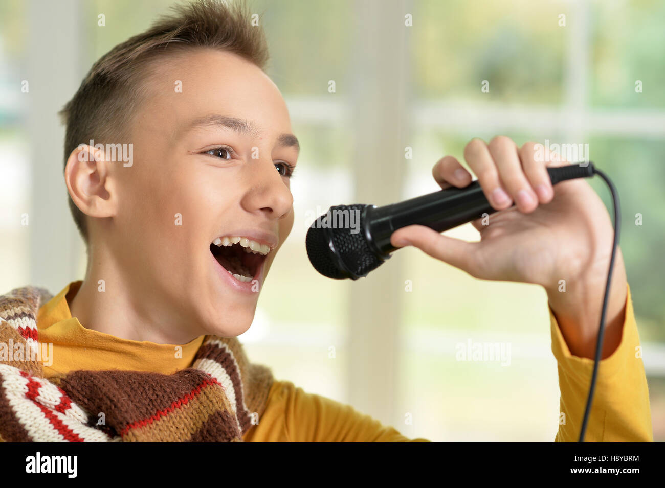 Музыка поют мальчики. Подросток с микрофоном. Мальчик с микрофоном. Мальчик поет. Ребенок с микрофоном.
