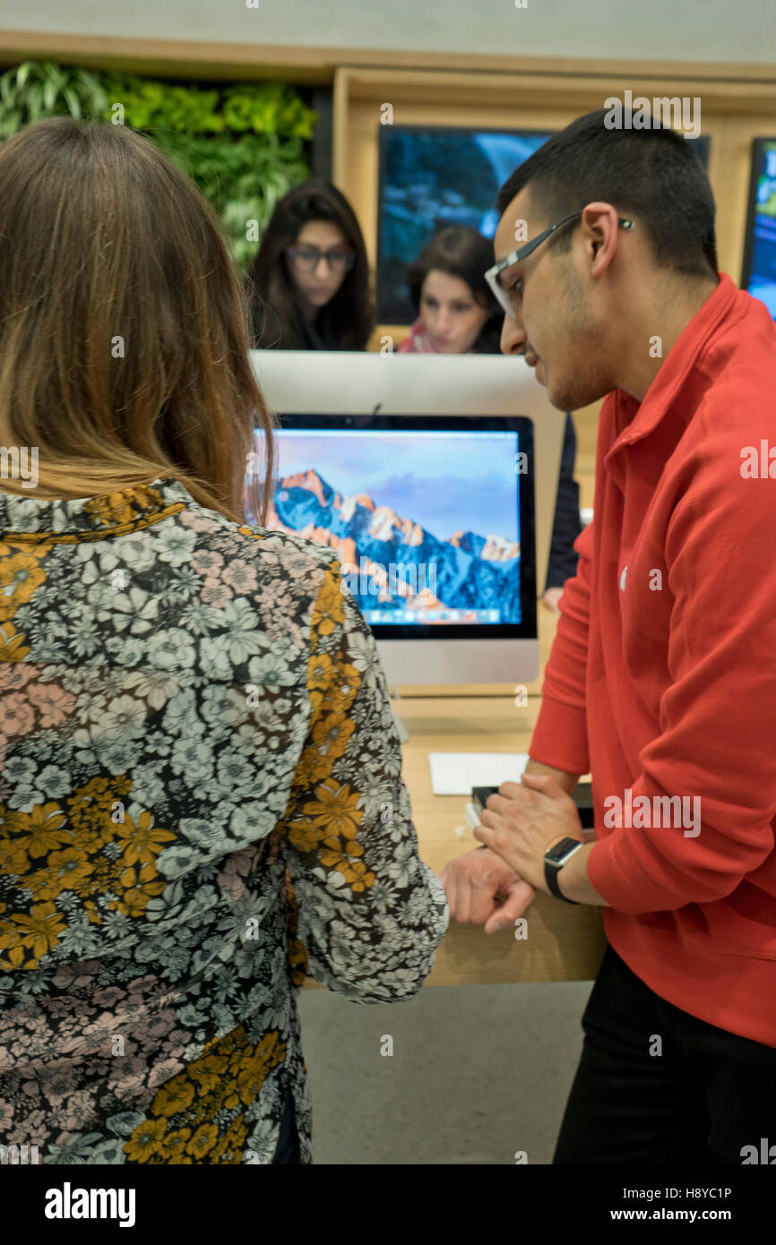 Miami Florida,Dadeland mall,The Apple Store,Apple iPad,product products  display sale,woman women female lady adult adults,servers employee  employees w Stock Photo - Alamy