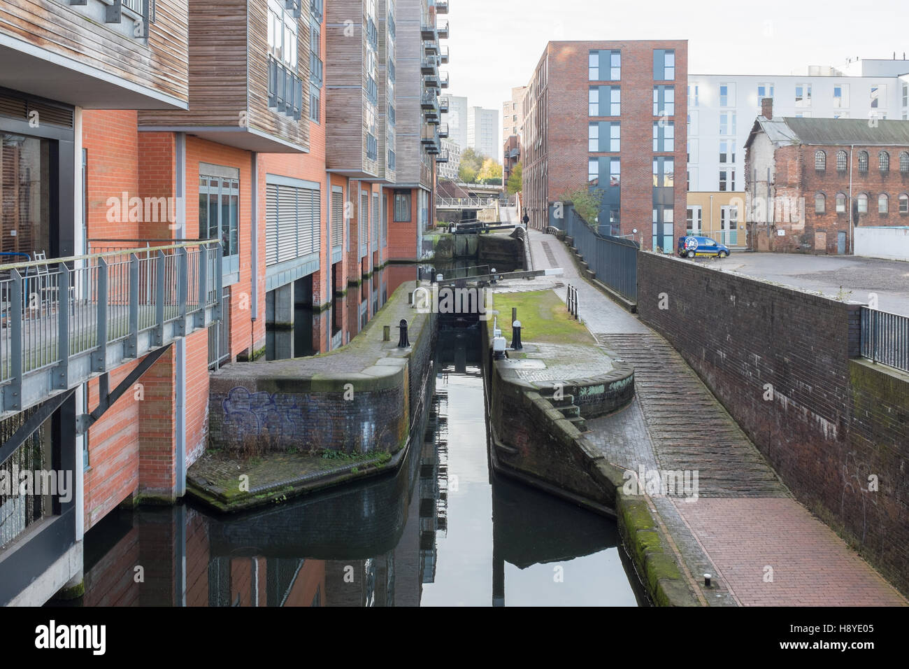 Narrow canal running through the centre of Birmingham Stock Photo