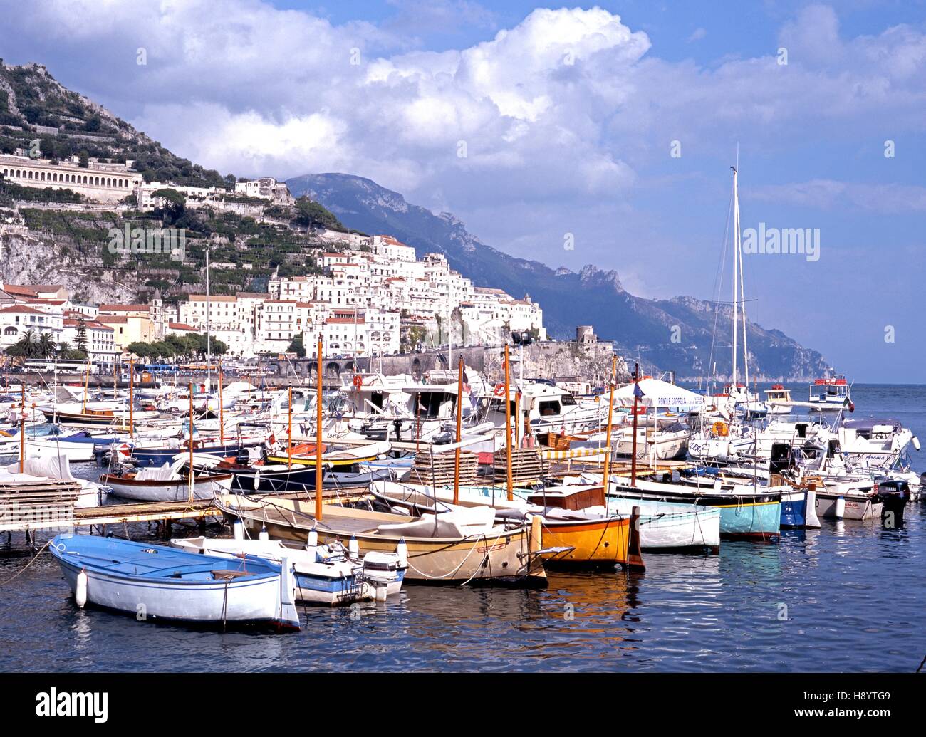 Amalfi coast harbour boat hi-res stock photography and images - Alamy