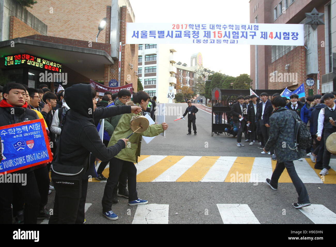 Seoul, South Korea. 17th Nov, 2016. A student arrives to take college entrance exams in Seoul, South Korea, Nov. 17, 2016. South Korean students on Thursday took the annual college entrance exams, the all-important test in the education-obsessed country, with the government taking measures to control traffic and reschedule the morning rush hour. © Yao Qilin/Xinhua/Alamy Live News Stock Photo