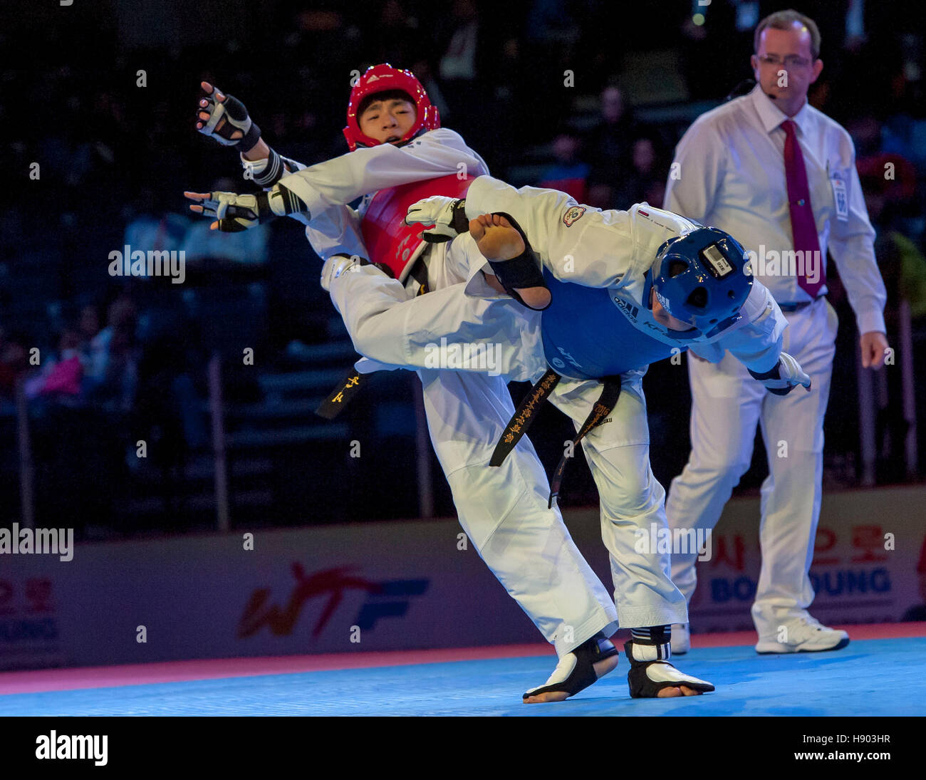 Burnaby, Canada. 16th Nov, 2016. WTF World Taekwondo Junior Championships, Cheng-Chun Chang (TPE) and Jun-Seo Bae (KOR) compete in male 45kg class gold medal match. Bae took the gold medal Credit:  Peter Llewellyn/Alamy Live News Stock Photo