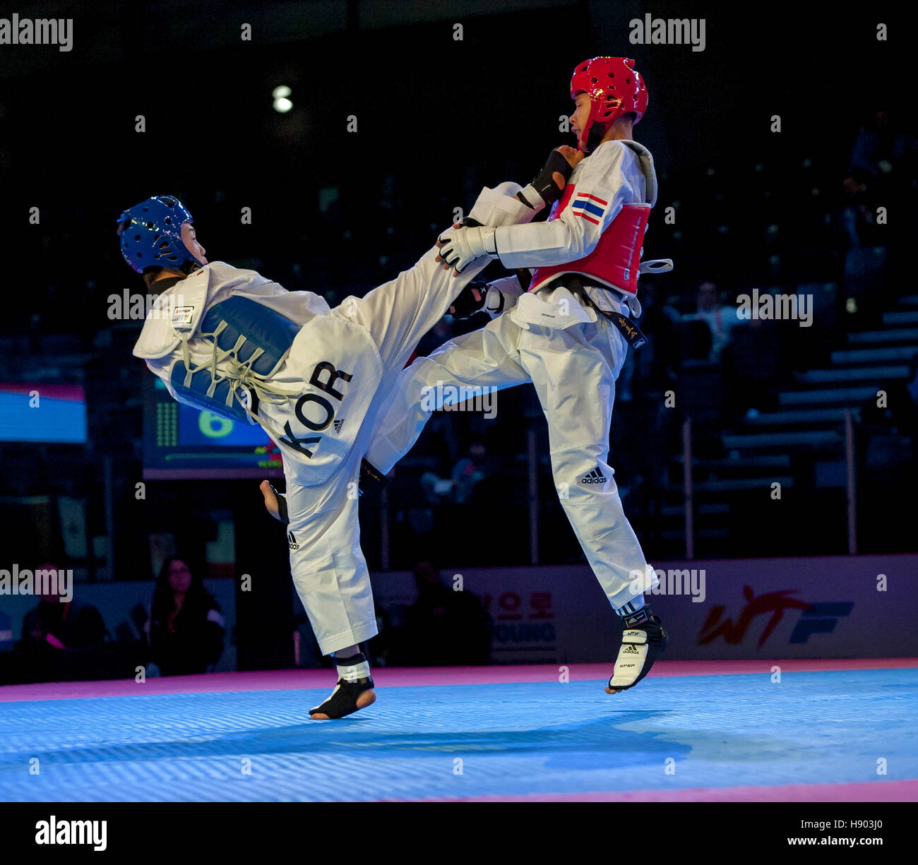 Burnaby, Canada. 16th Nov, 2016. WTF World Taekwondo Junior Championships, Jae-hee Mok (KOR) blue and Saran Tangchatkaew (THA) red, compete in male 48kg class gold medal match. Mok took the gold medal Credit:  Peter Llewellyn/Alamy Live News Stock Photo