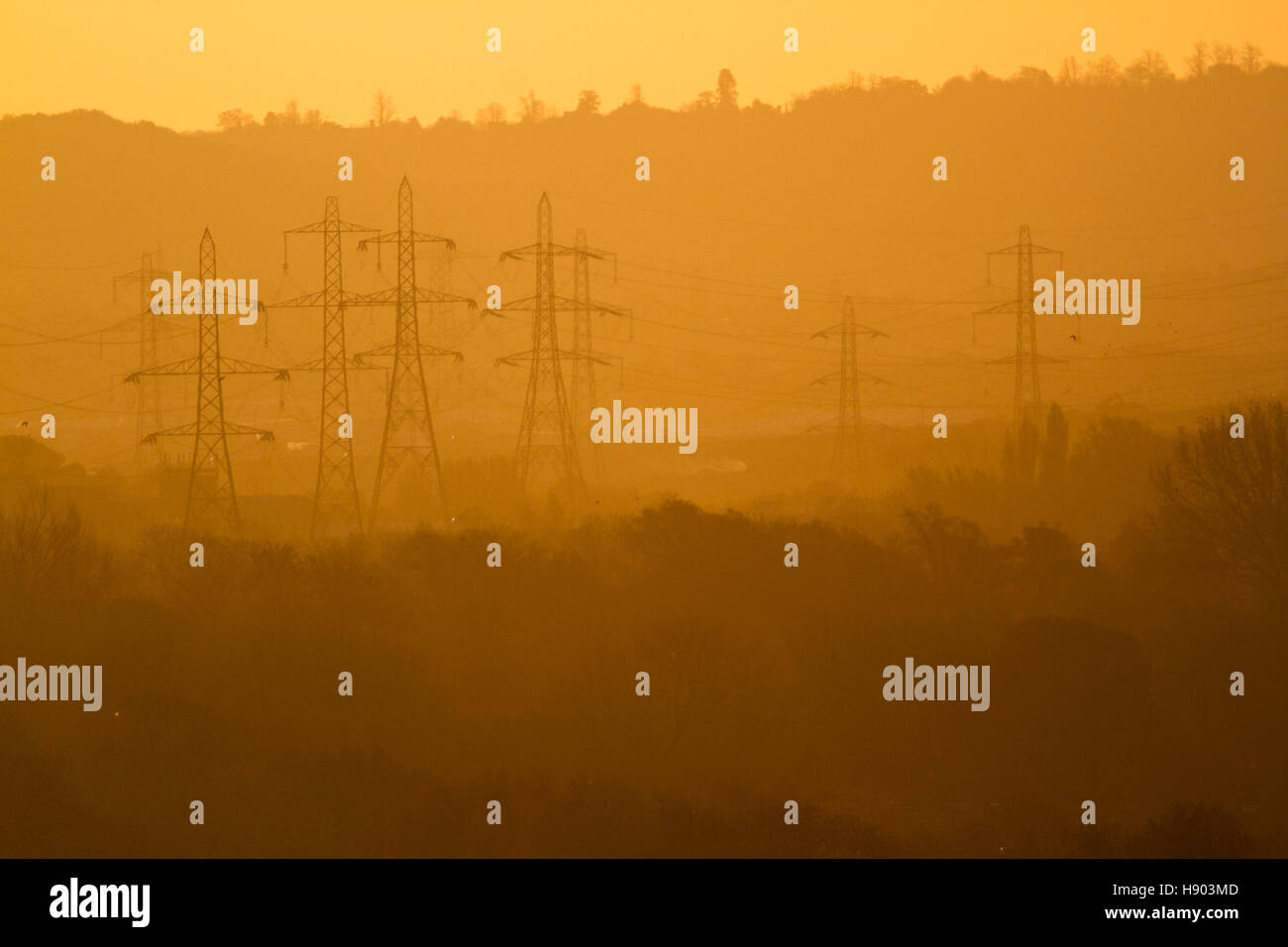 Wimbledon London,UK. 17th November 2016. beautiful autumn sunrise in Wimbledon Credit: amer ghazzal/Alamy Live News Stock Photo