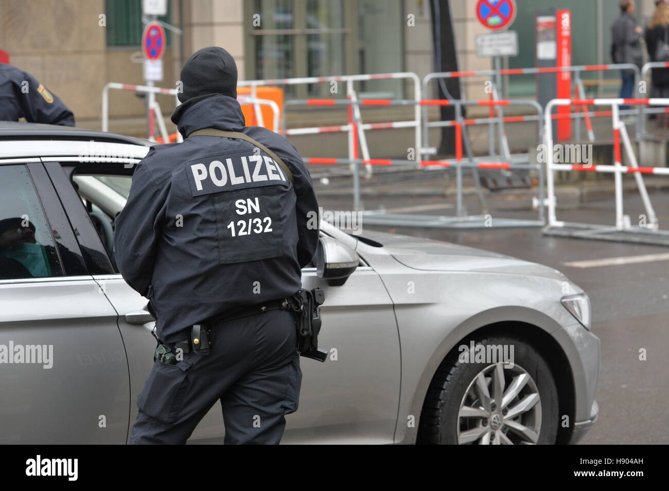 Police officer outside hi-res stock photography and images - Alamy