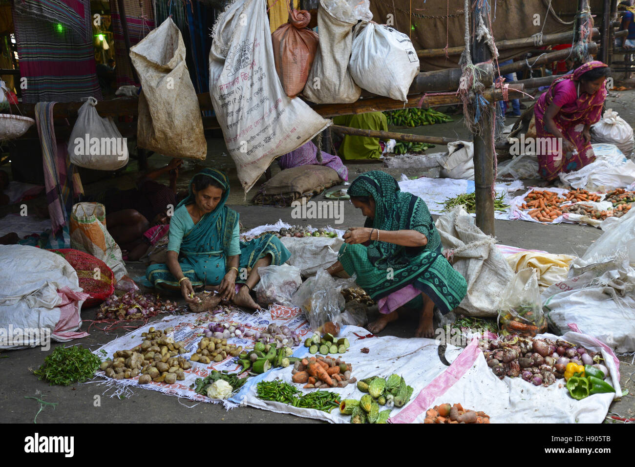 Dhaka, Bangladesh. 17th November 2016. Bangladeshi Women vegetable vendors wait for customer at Karwan Bazar kitchen market in Dhaka, Bangladesh.  Karwan Bazar is one of the largest wholesale Kitchen marketplaces in Dhaka city. It is also one of the largest Kitchen marketplaces in South Asia. As of 2002, the market had 1255 stores, out of which 55 were owned by the Dhaka City Corporation. In 2002, the wholesale market has a daily revenue of 50 million Bangladeshi taka. © Mamunur Rashid/Alamy Live News Stock Photo