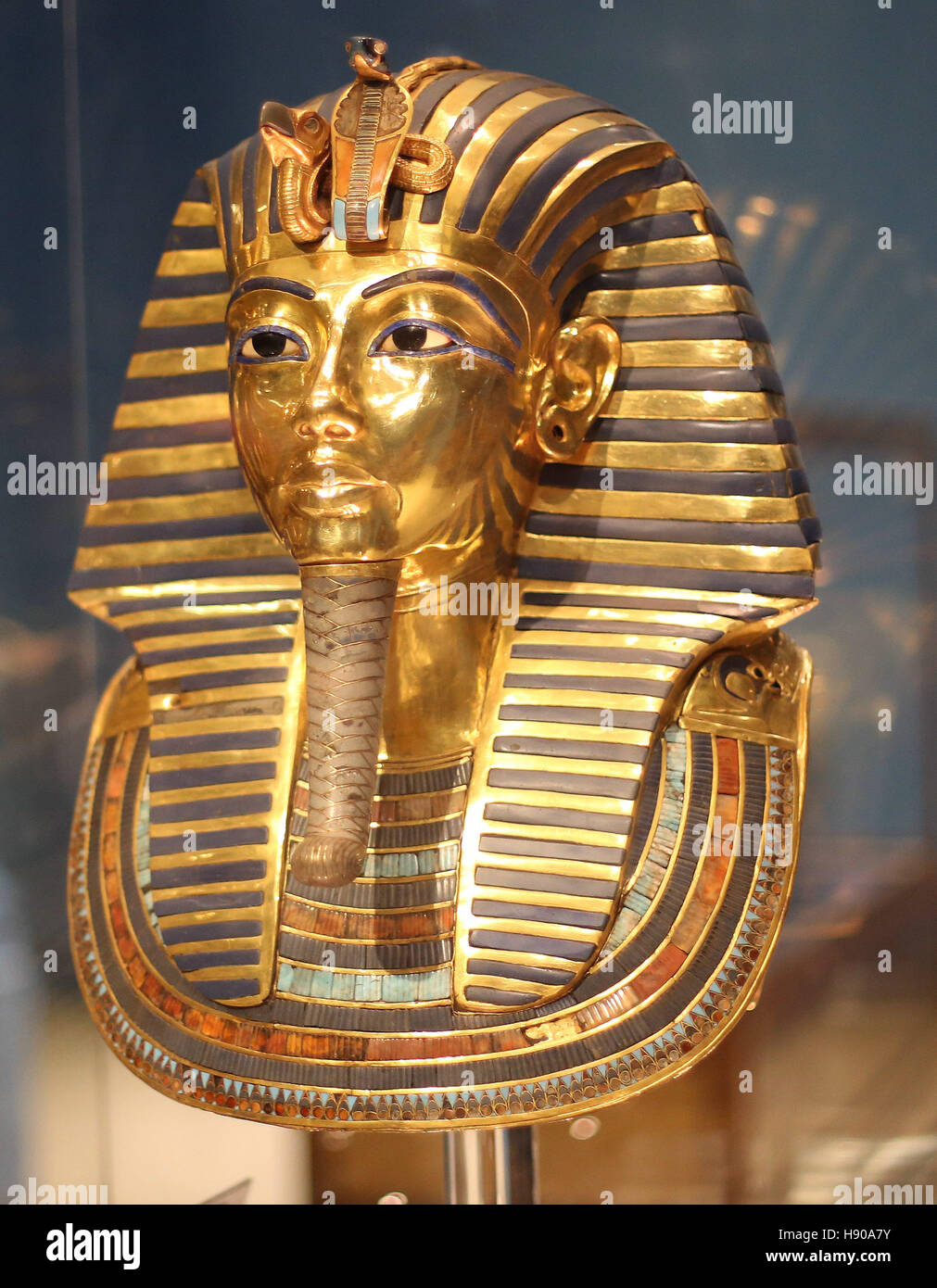 Cairo, Egypt. 17th Nov, 2016. The golden mask of King Tutankhamen, one