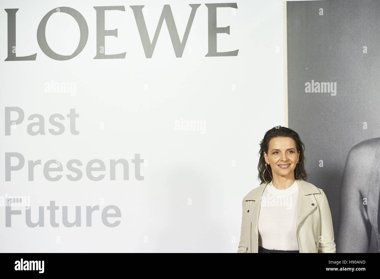 Madrid, Spain. 17th Nov, 2016. Juliette Binoche attended Loewe Past, Present, Future Party at Botanical Garden on November 17, 2016 in Madrid Credit:  Jack Abuin/ZUMA Wire/Alamy Live News Stock Photo