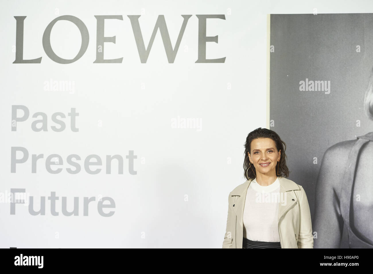 Madrid, Spain. 17th Nov, 2016. Juliette Binoche attended Loewe Past, Present, Future Party at Botanical Garden on November 17, 2016 in Madrid Credit:  Jack Abuin/ZUMA Wire/Alamy Live News Stock Photo