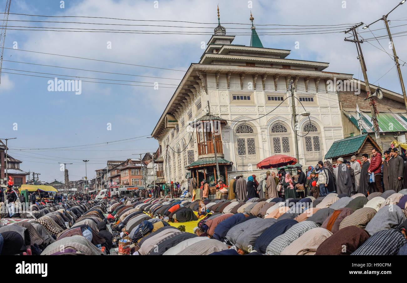 Srinagar, Jammu and Kashmir, India. 10th January 2017. Kashmiri Muslim devotees pray outside the shrine of Sufi Saint Dastgeer Sahib on the occasion of annual Urs(birth anniversary) of 11th century Sufi preacher Sheikh Abdul Qadir Jeelani on January 10, 2017 in Srinagar, the summer capital of Indian Controlled Kashmir, India. Thousands of Kashmiri Sufi Muslims gathered on Tuesday at the shrine of Jeelani, also known as Shah-e-Baghdad (King of Baghdad), The shrine is named Dastegeer Sahib after the reverential title of Jeelani, who although never visited Kashmir is held in great reverence by Stock Photo