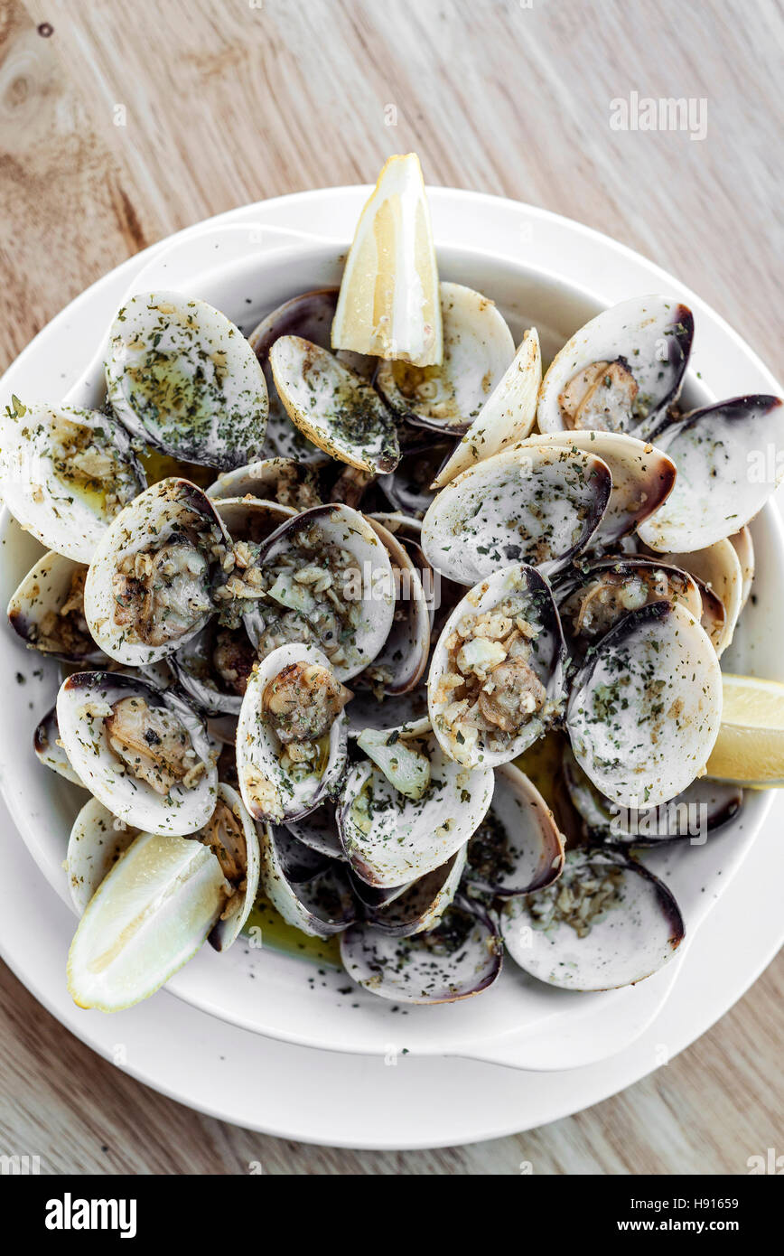 ameijoas a bulhao pato garlic white wine steamed clams seafood