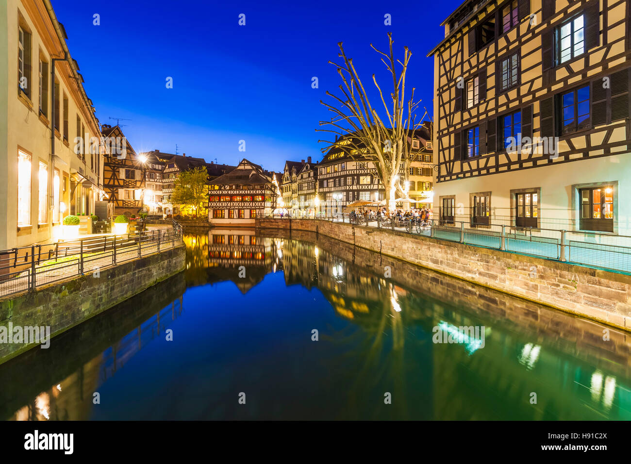Frankreich, Elsass, Straßburg, La Petite France, Petite France, Fachwerkhäuser, Fluss L'Ill, Kanal, Restaurants Stock Photo
