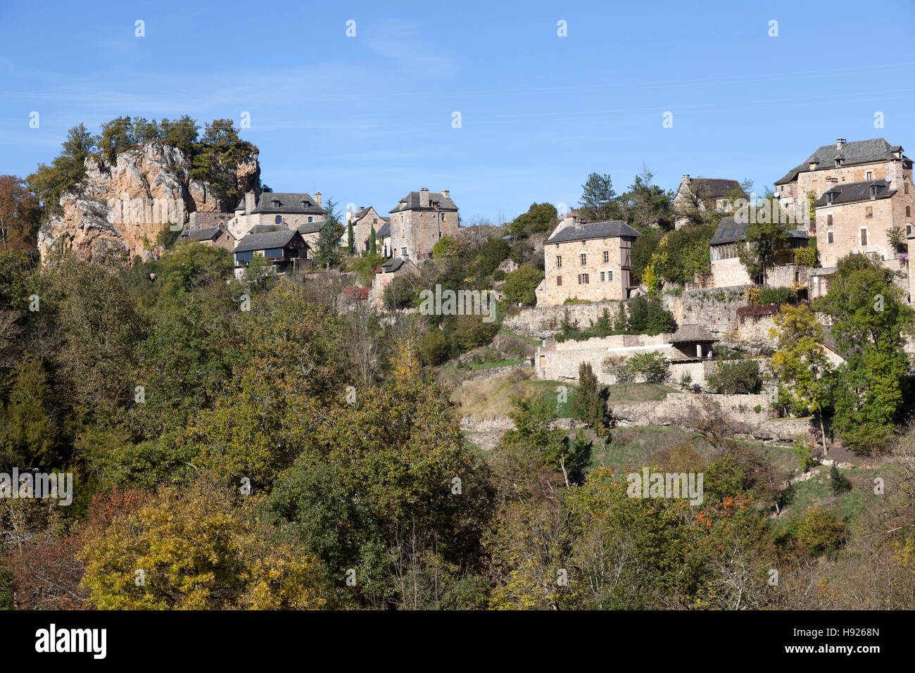 A low angle shot on a part of the village of Rodelle perched on its rocky outcrop (France). Une partie du village de Rodelle. Stock Photo