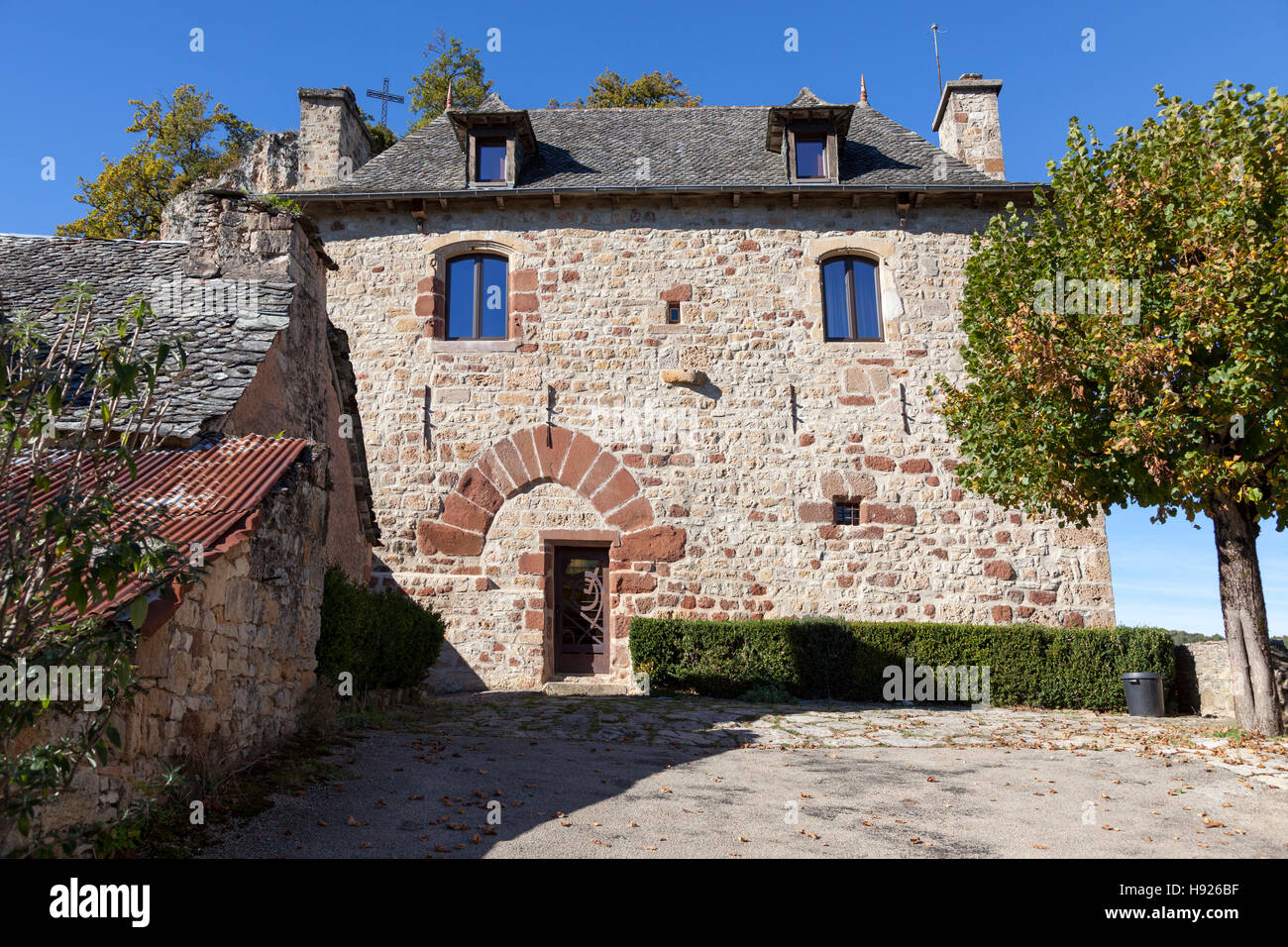An unusual asymmetric house at Rodelle, a village on its rocky outcrop (France). Une insolite maison dissymétrique à Rodelle. Stock Photo