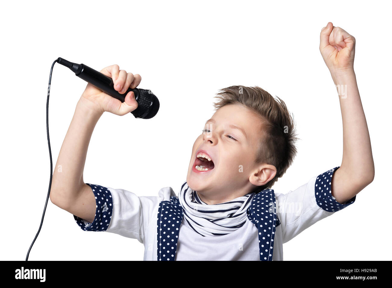 юноша с наушниками на уроке настоящая. ребёнок с наушниками, колонкой. школьник в больших наушниках. аудиозапись мальчики. ребенок в наушниках.