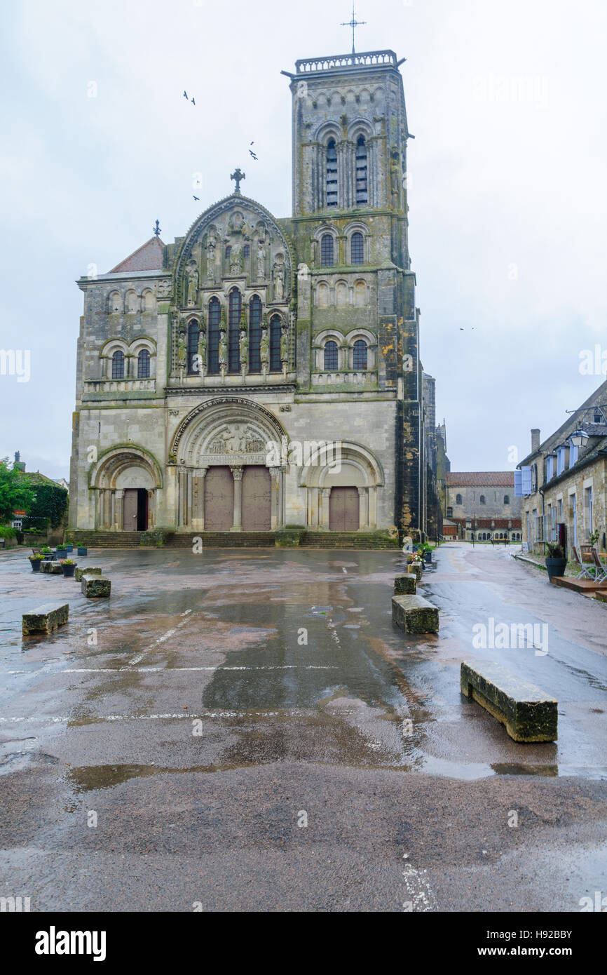 View of the Vezelay Abbey in Burgundy, France Stock Photo - Alamy