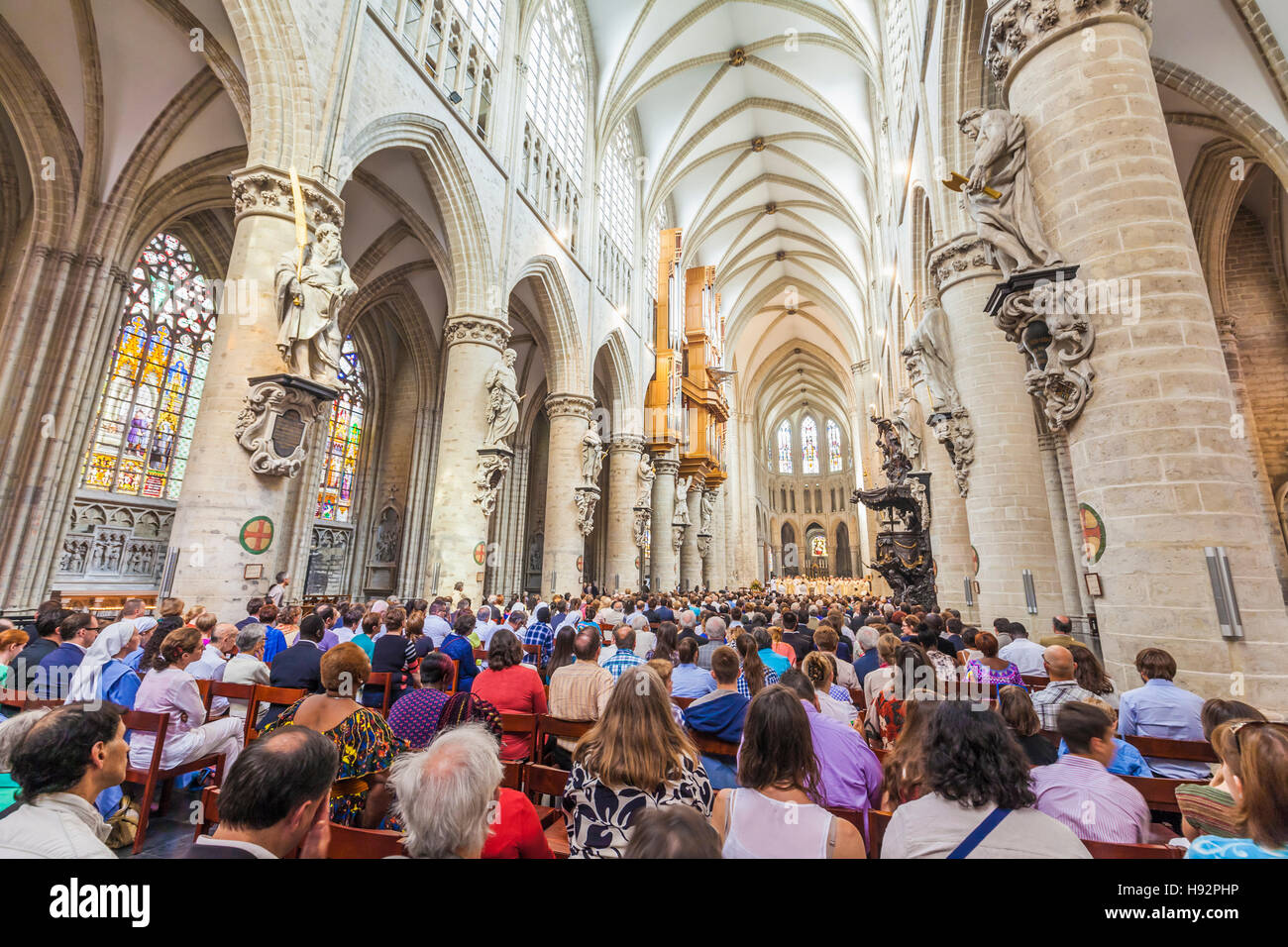 PEOPLE AT THE CATHEDRAL OF ST. MICHAEL AND ST. GUDULA, CATHEDRALE SAINT-MICHEL, GOTHIC STYLE, CITY, BRUSSELS, BELGIUM Stock Photo